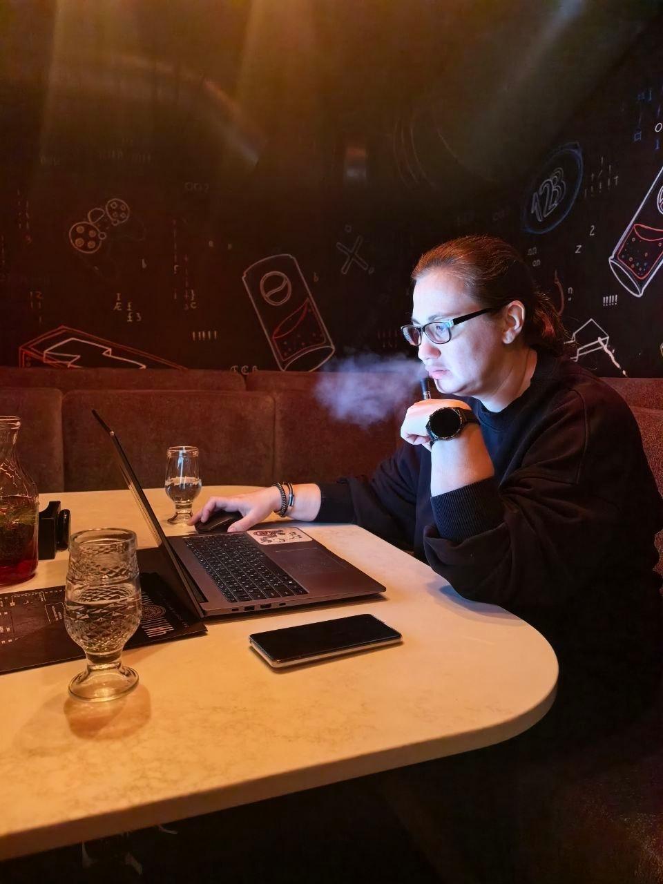 Женщина работает за ноутбуком во время отдыха